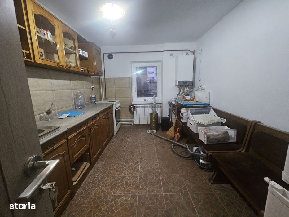 Obcini, parter- vand apartament de 3 camere, perfect spatiu/cabinet.