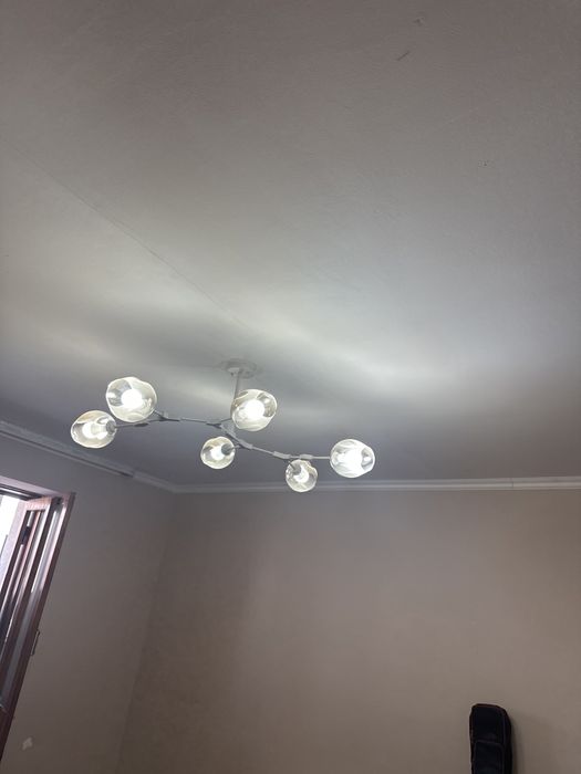 Люстра большая.