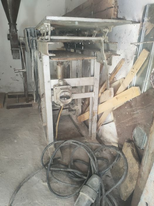 Mașina de îndreptat(abric)și grosime ,minibanzic