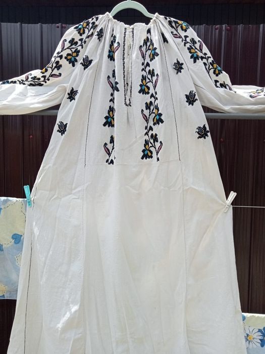 Cămașă tradițională cu margele/ie veche cu poale