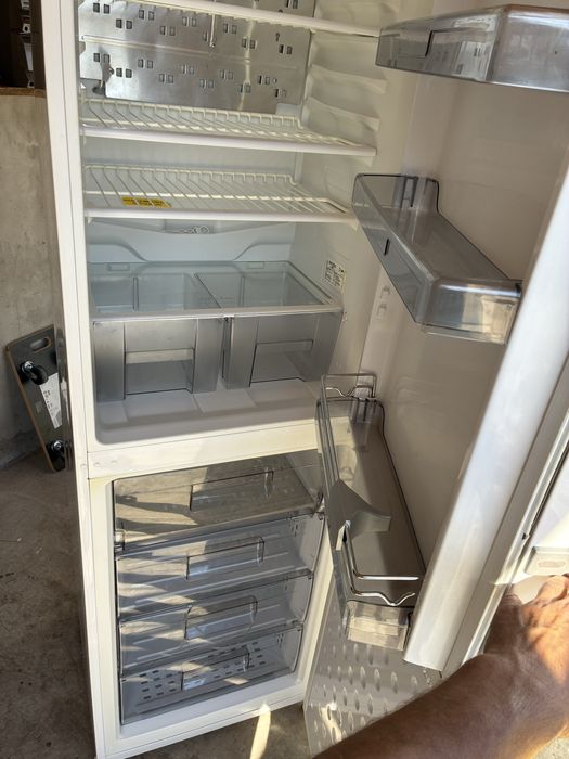 Vând 2 combine frigorifice cu 4 si respectiv 3 sertare in stare  nouo de functionare cu garantie .Ideale pentru tot felul de produse combinate !