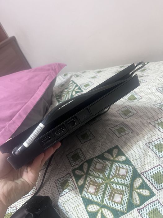 PS4 Slim 1 терабайт 2 джостика