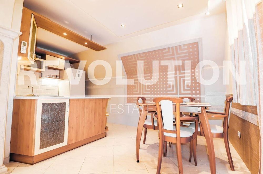 Тристаен апартамент в района на Център!