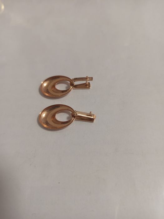 Продам золотые серьги