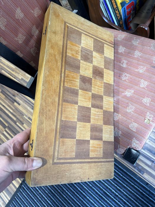 ретро табла с малки фигури за шах