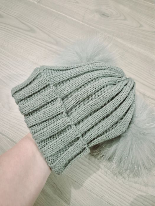 Caciulita fetite cu pompoane din blanita naturala