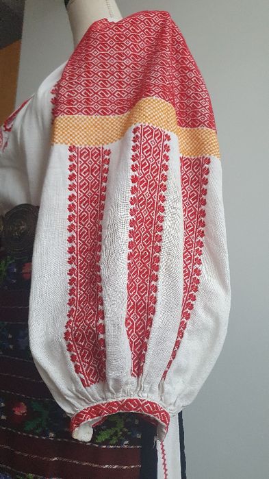 REDUCERE LUNA MAI  35%! Costum popular/ie/camasa cu poale, sorturi/catrinte