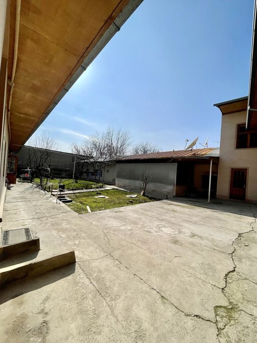 Pobeda maxallasida Xovli sotiladi Yolni yuzida joylashgan.9sotix 9xona