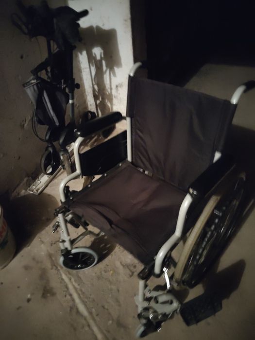 Vând cărucior pentru persoane cu dizabilități