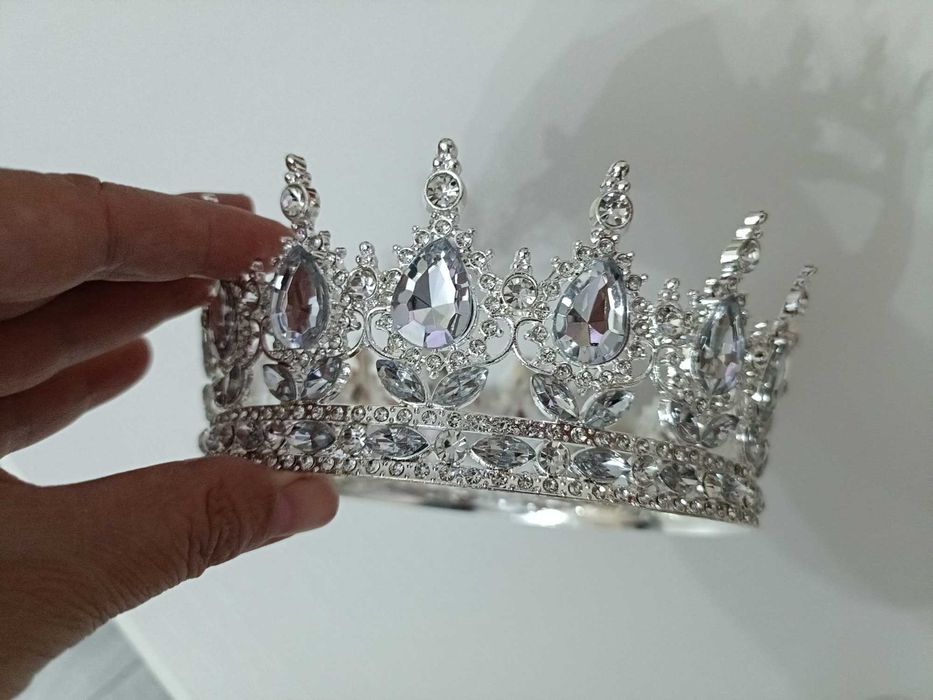 Coroniță metalică cu pietricele
