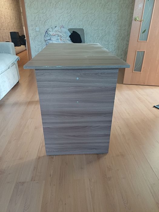 Қоңыр түсті парта сатылады. Размері 120×60.