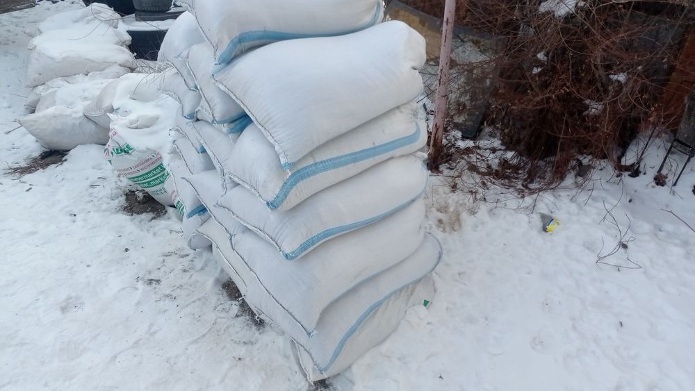 В мешках песок баласт щебень