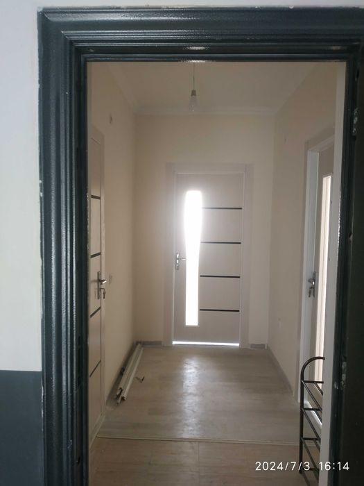 Ijaraga yashil dunyo bozor oldidan uy beriladi. 1 xonali.