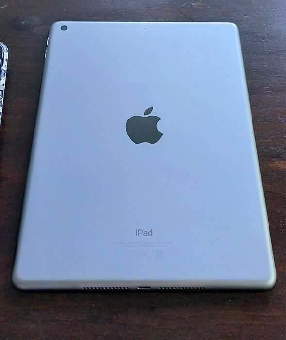iPad 5th gen 32GB Space Gray + Клавиатура и Писалка