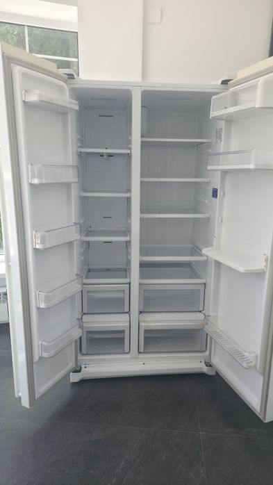 Холодильник Samsung Side by Side