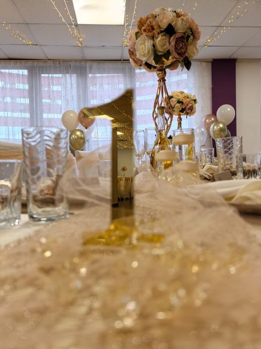 Подложни чинии, свещници, текстилни салфетки и цветя под наем