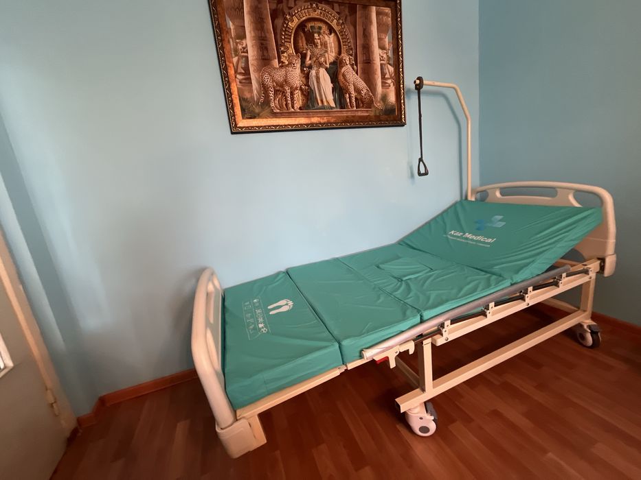 Медиц кровать-трансформер с  матрасом, намколесах,  и местом для судна