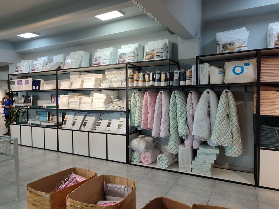 Стеллаж  Полки Вешалки для магазинов  одежды и домов Stellaj Polkalar