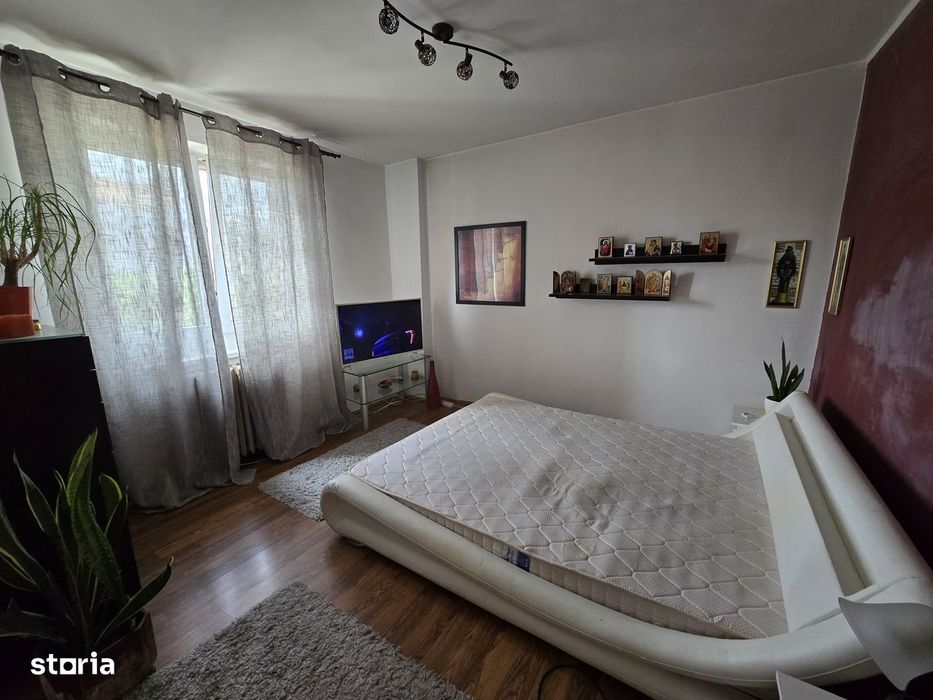 Apartament 3 camere et.3 piața Petru Rares