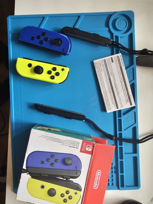 Nintendo Switch Joy-Con – син + жълт, с каишки и кутия