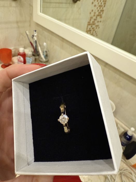 Кольцо с натуральным бриллиантом