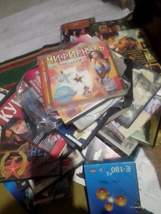 Видео и аудио .диски кассеты .пластинки