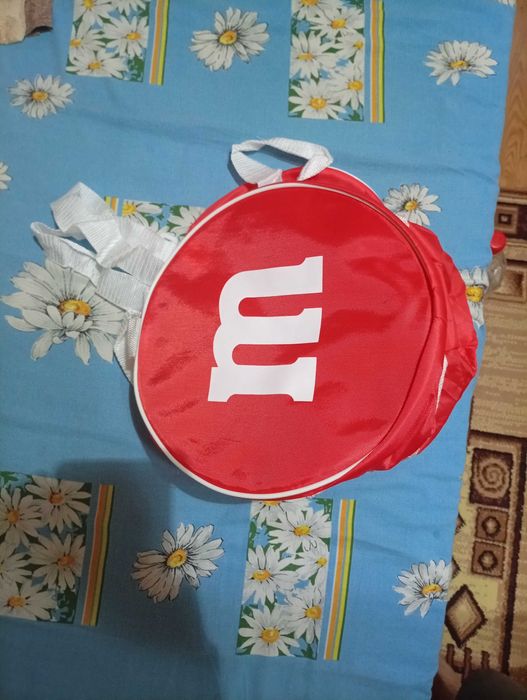 vand geanta m&ms culoare rosie