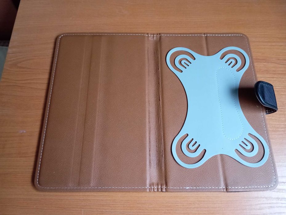 нов неизползван калъф с опция за настолно гледане