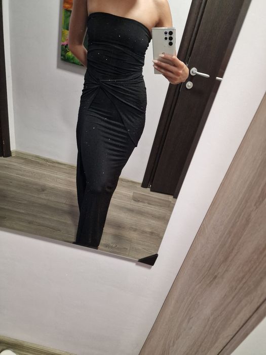 Елегантна дълга рокля с цепка