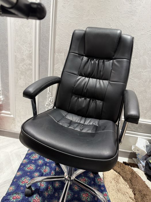 Офисное кресло Dafna, кожзам, на колесиках, отличное состояние