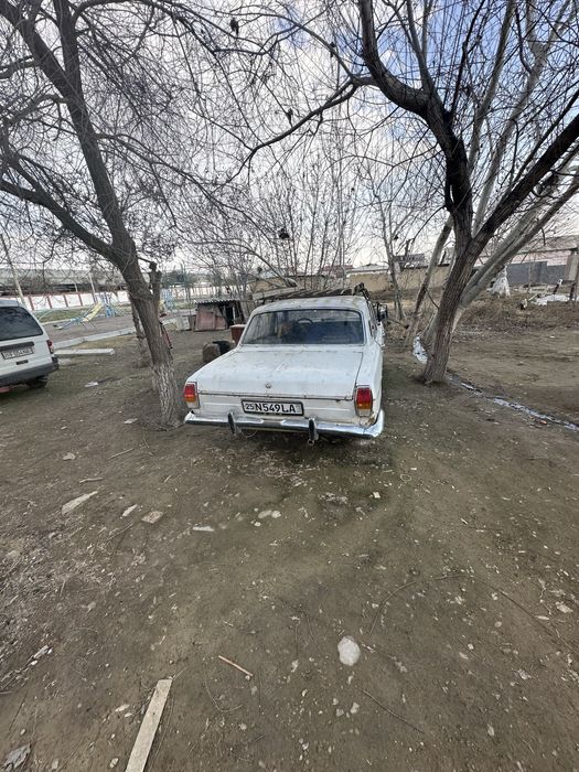 Volga Gaz 2401 sotiladi.