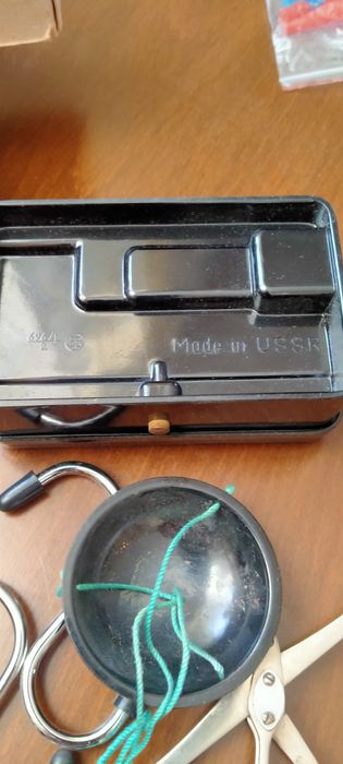 Весы и два комплекта гирь