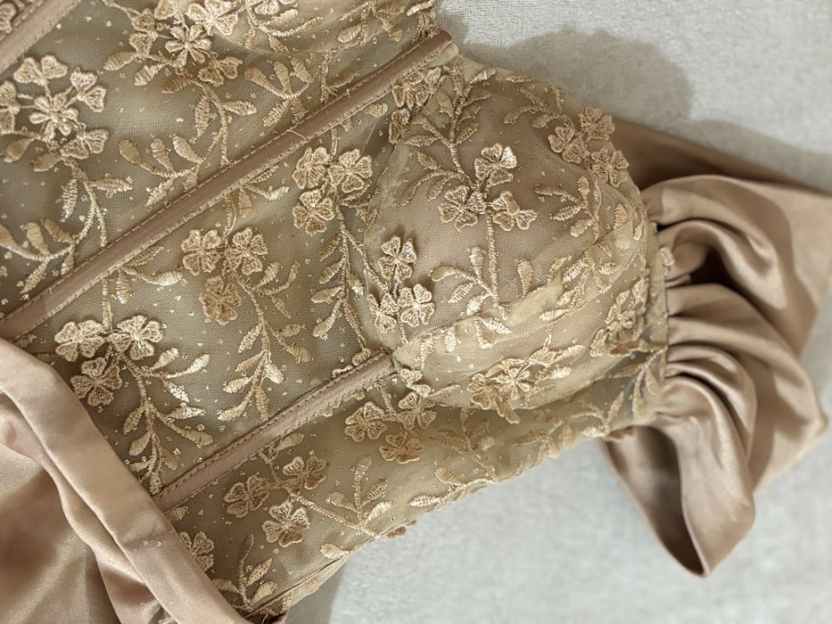 Продава се елегантна сатенена рокля в златисто-кафяво (шампанско)