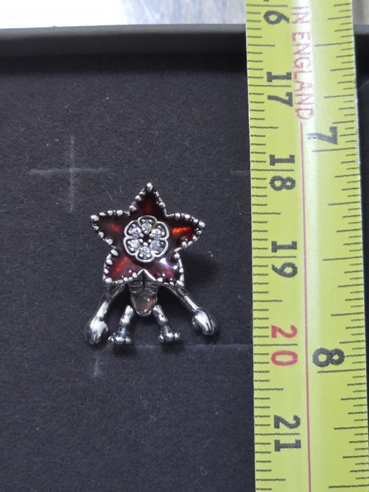 Charm Demogorgon argint - Stranger Things