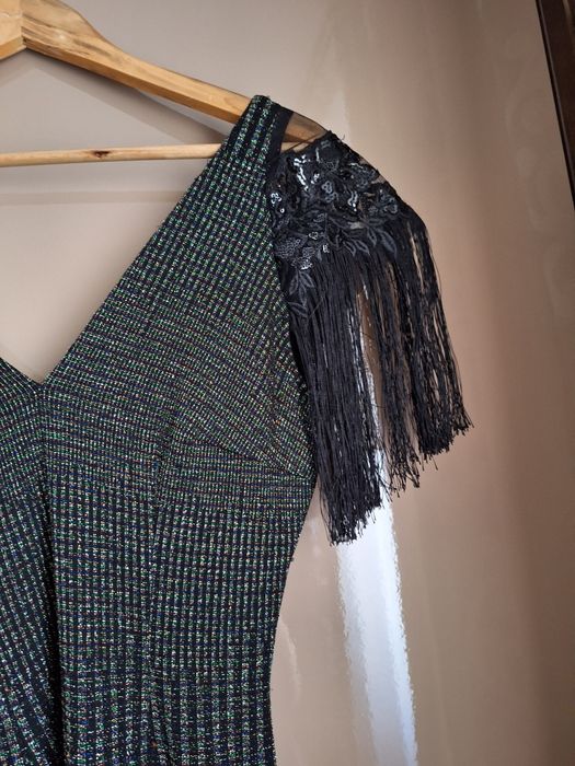 Rochie de seara cu paiete la umeri și franjuri