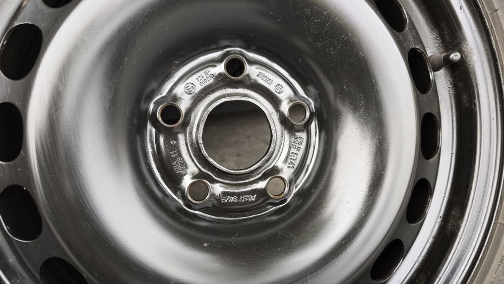 Set 4 jante tablă Volkswagen 16 cu anvelope iarnă 215/60/16