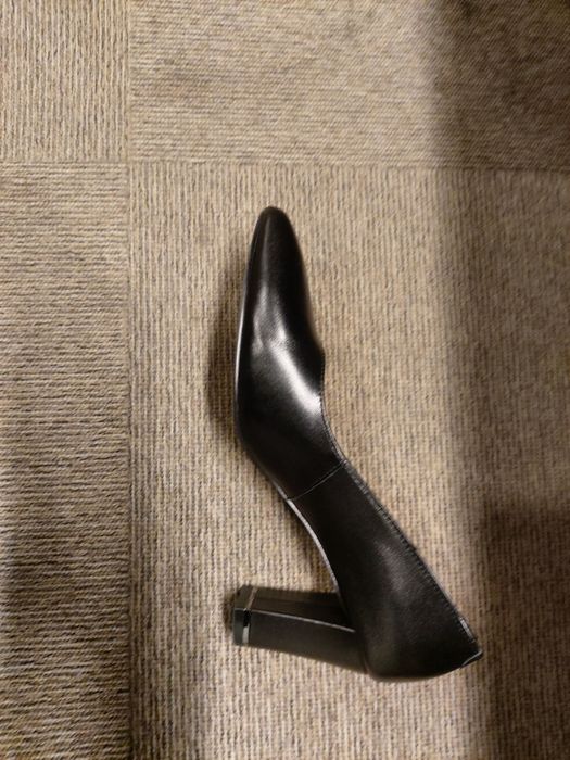 Елегантни обувки на висок ток