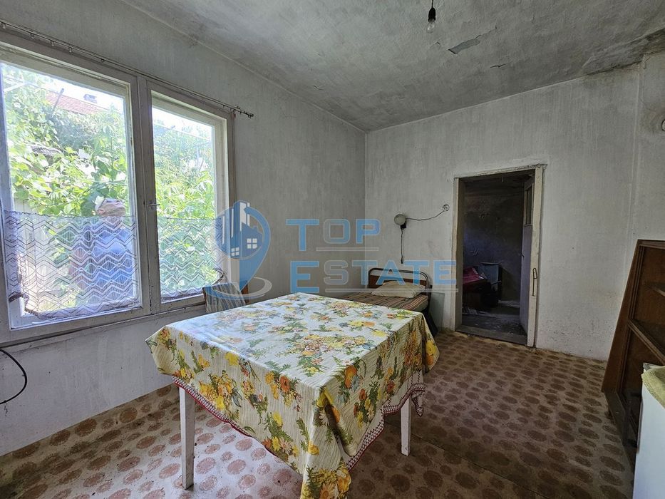 Едноетажна тухлена къща в близост до центъра на гр. Дряново