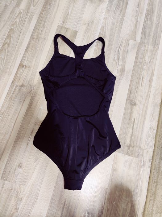 Нов цял детски бански