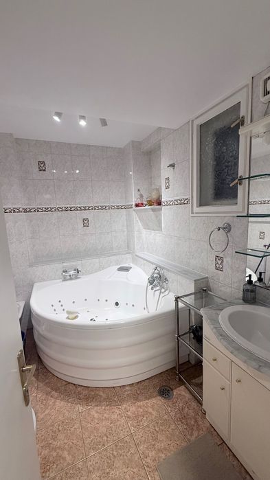 Direct proprietar – Garsonieră spațioasă de închiriat | Bd. Dacia – Piața Romană | Jacuzzi | 480 €/lună