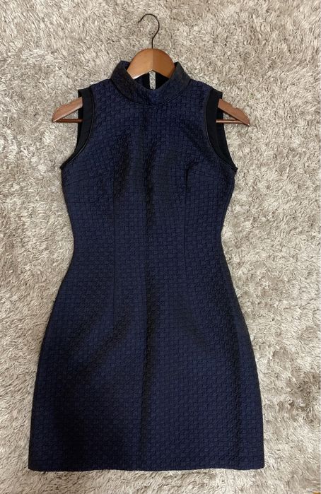 Стилна тъмносиня офис рокля