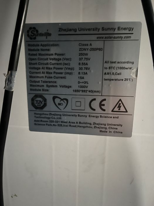 Солнечные панели и ветрогенератор