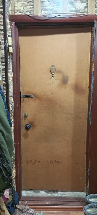 Дверь металлическая.