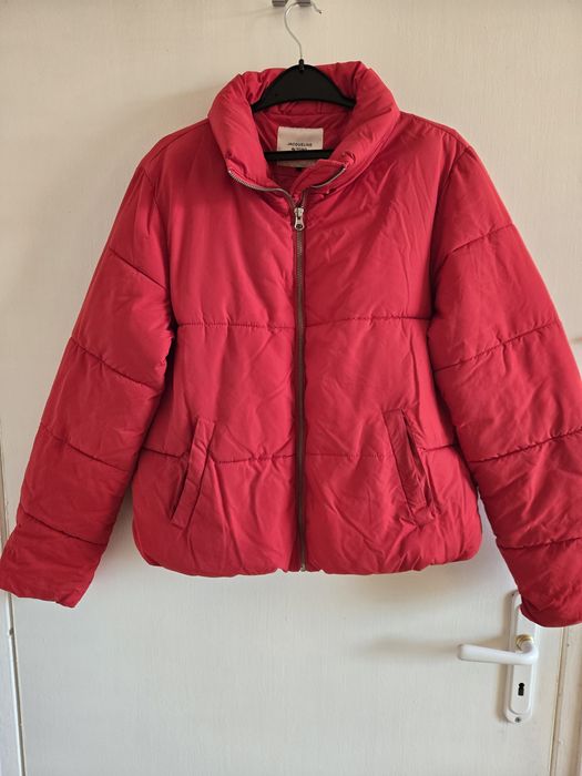 Преходно яке в червен цвят