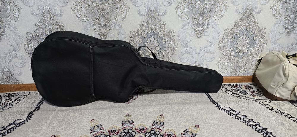 Gitara sotiladi, avaylab ehtiyot qilib ishlatganman holat yengide