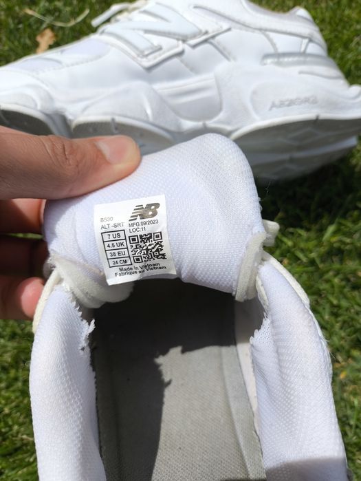 New Balance 9060 Full White - mărimea 38

EU / 7 US