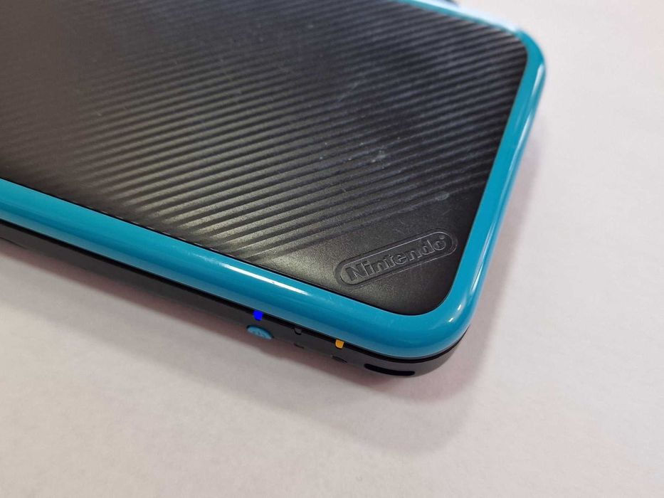 New Nintendo 2DS XL - Black and Turquoise (Nintendo 3DS)