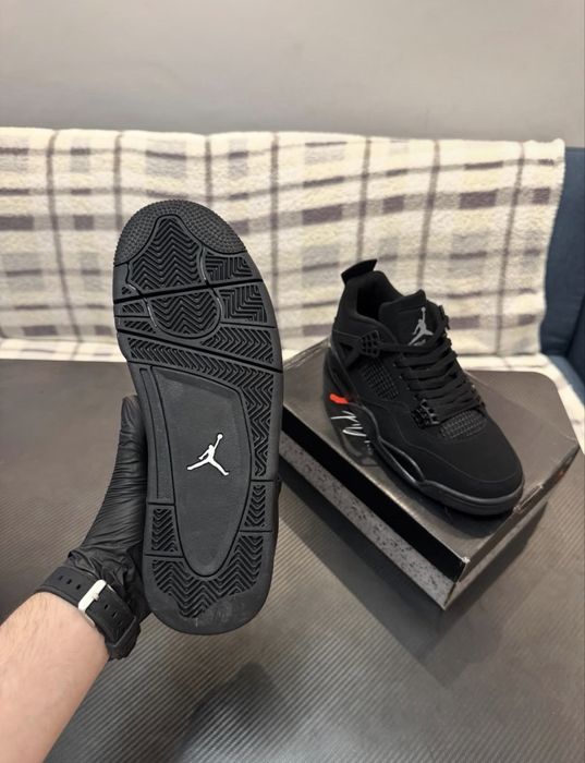 Adidasi “Jordan 4 Black Cat” (Sigilat)