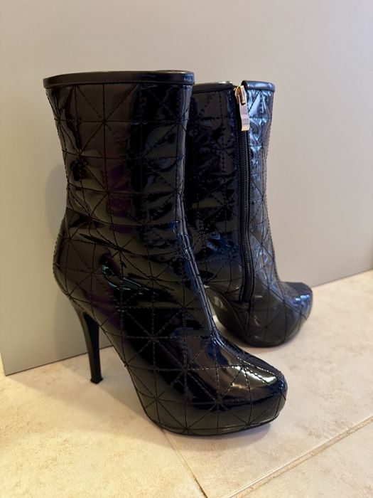 Черни лачени боти, 35-ти номер