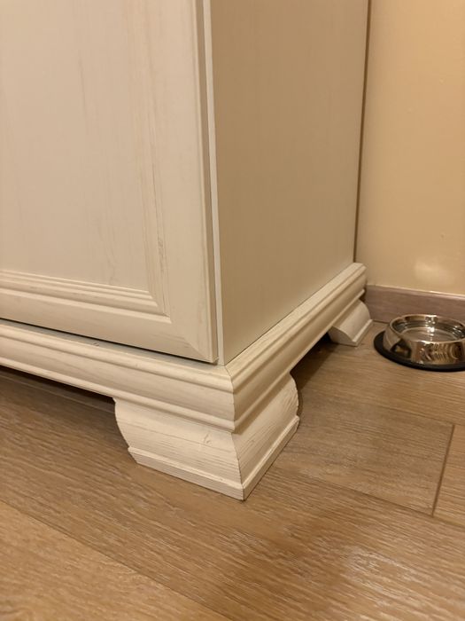 Comoda living VM3, 2 usi, 4 sertare, Alb Antichizat, 128 x 46 x 97 cm